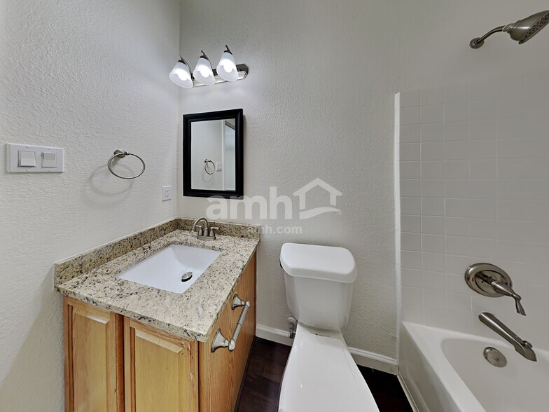 Building Photo - 2313 Highland Crossing Dr