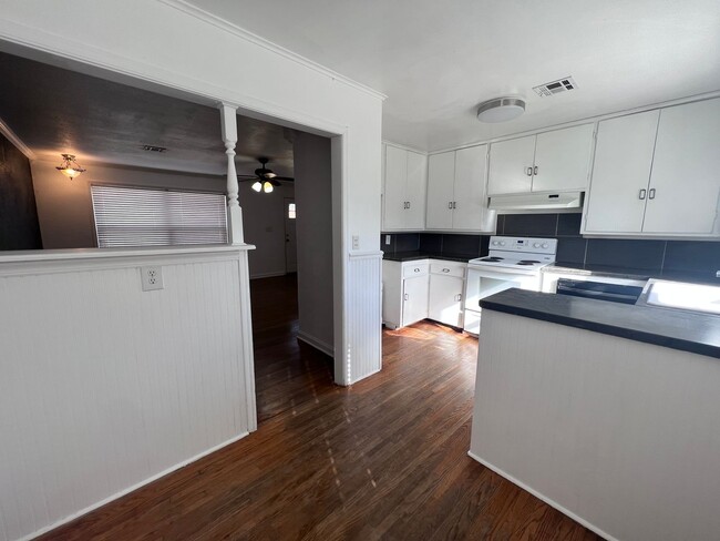 Building Photo - Adorable 2-bedroom 1-bathroom house in Mid...