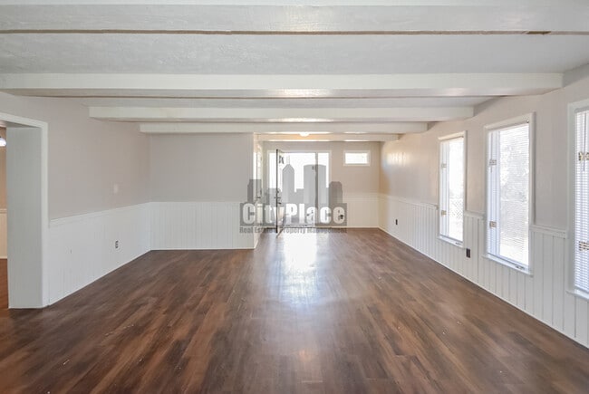 Building Photo - 6123 E 14th St