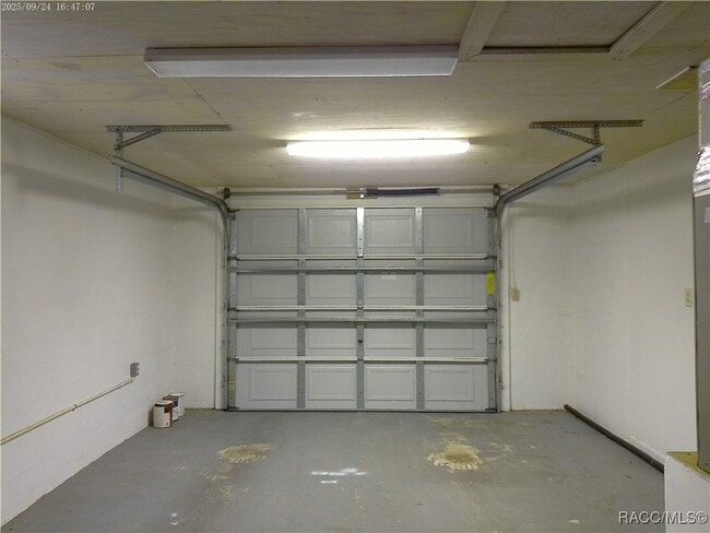 Building Photo - 1080 N Hollywood Cir