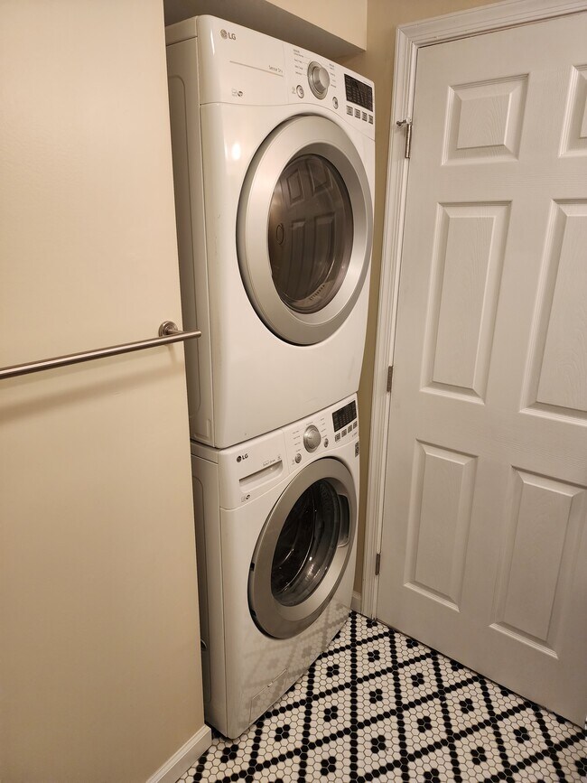 Building Photo - 205 15th St NE