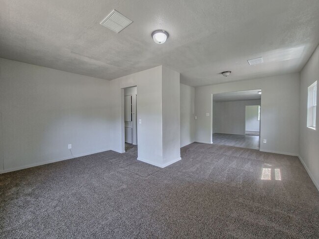 Building Photo - Newly Remodeled FOUR bedroom home in Spenc...