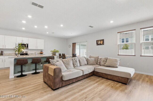 Building Photo - 14753 Cashew Ave