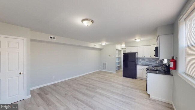 Primary Photo - 910 Gateway Blvd
