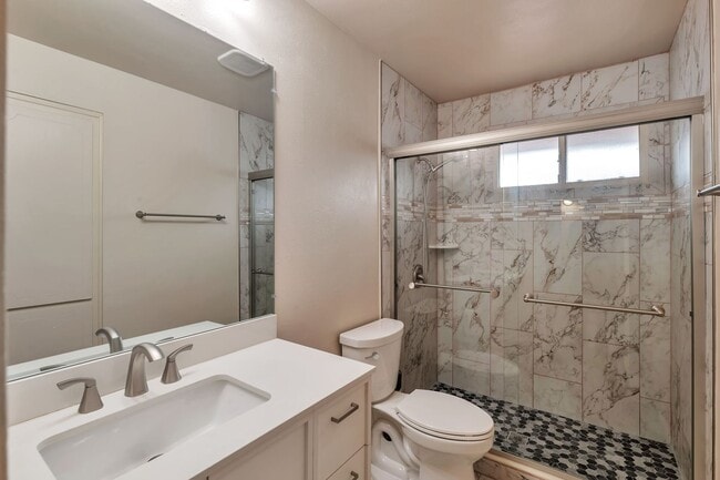 Building Photo - Spacious 6-Bedroom, 4-Bath Pool Home Near ASU Campus