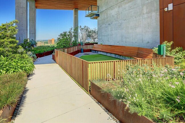 Building Photo - 70 Rainey St