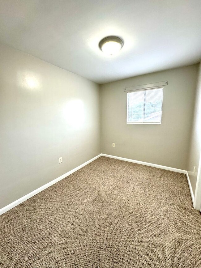Building Photo - Charming 3 Bedroom Townhouse in New Market