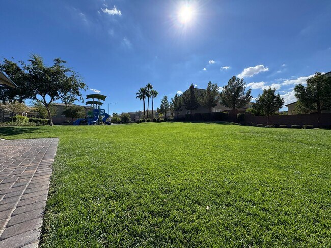 Building Photo - Newer Home with Gated Community Single Fam...