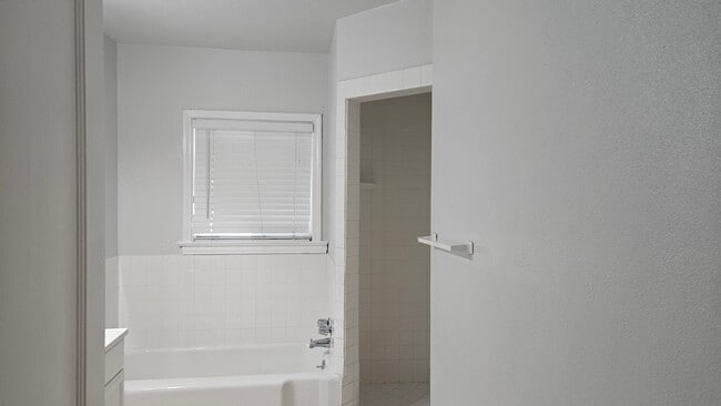 Building Photo - WOW!  Very Nice Updateds 3/1 Near Chestnut...