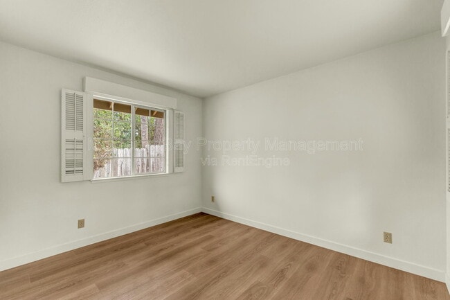 Building Photo - 706 Crocker Ave