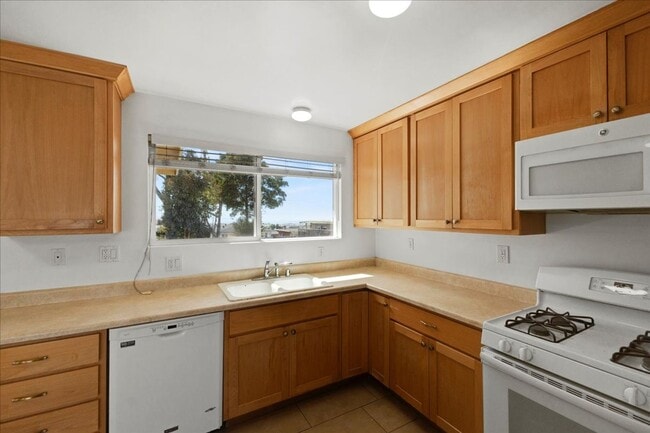 Building Photo - Upper Seaside four bedroom and two bath