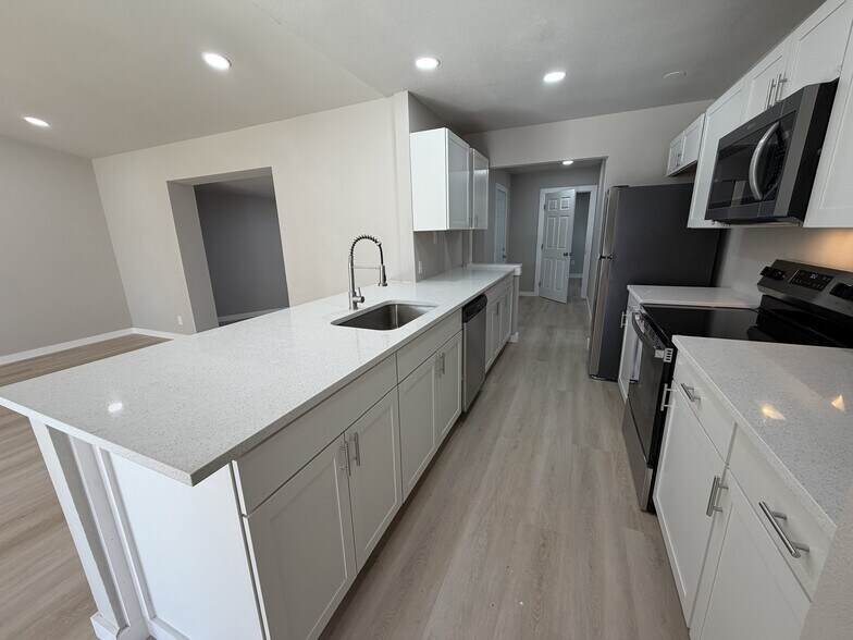 Building Photo - 404 Lowell Ln