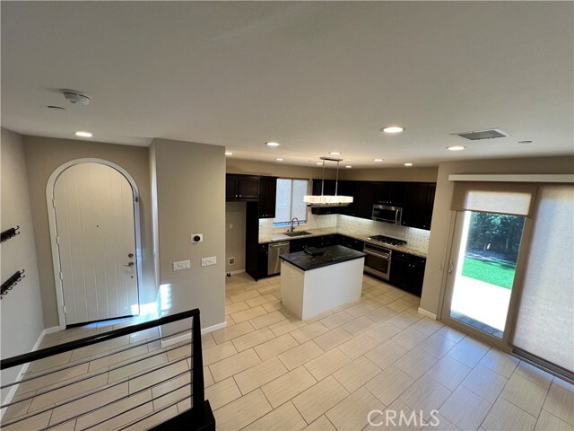 Building Photo - 10 Clover