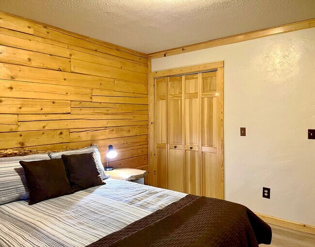 Building Photo - ** SEASONAL RENTAL ** YOUR ALASKAN CABIN I...