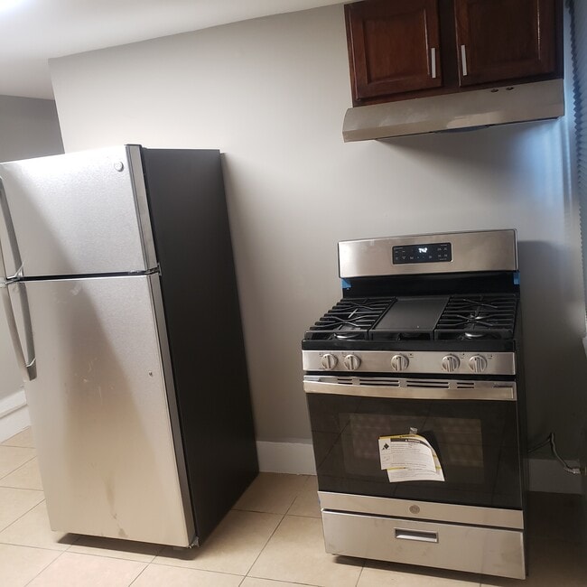 Kitchen new stainless appliances - 8320 Cohn St