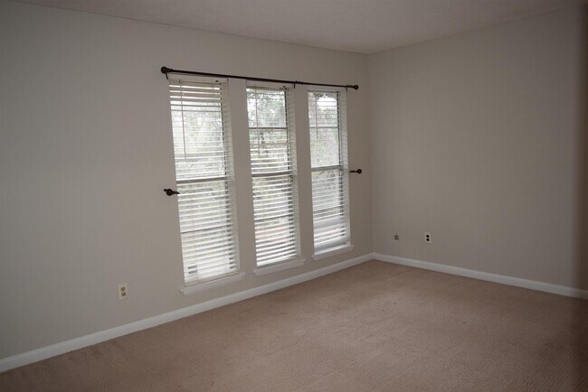 Building Photo - 410 Westwood Dr