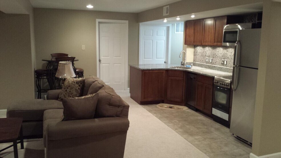 Building Photo - 6021 Woodlake Ln