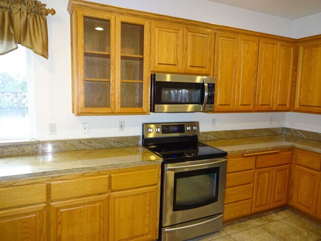 Building Photo - Charming 3 Bed, 2 Bath Home in Satna Clara
