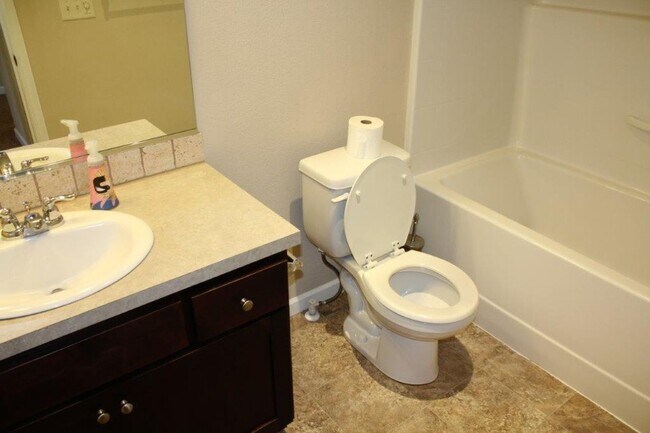 Building Photo - Beautiful 3 Bed/ 2.5 Bath Townhome w/ Gas ...