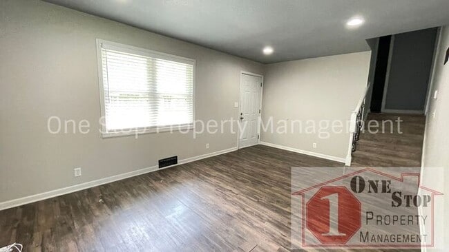 Building Photo - Stunning 3 bedroom, 2 bathroom duplex is L...