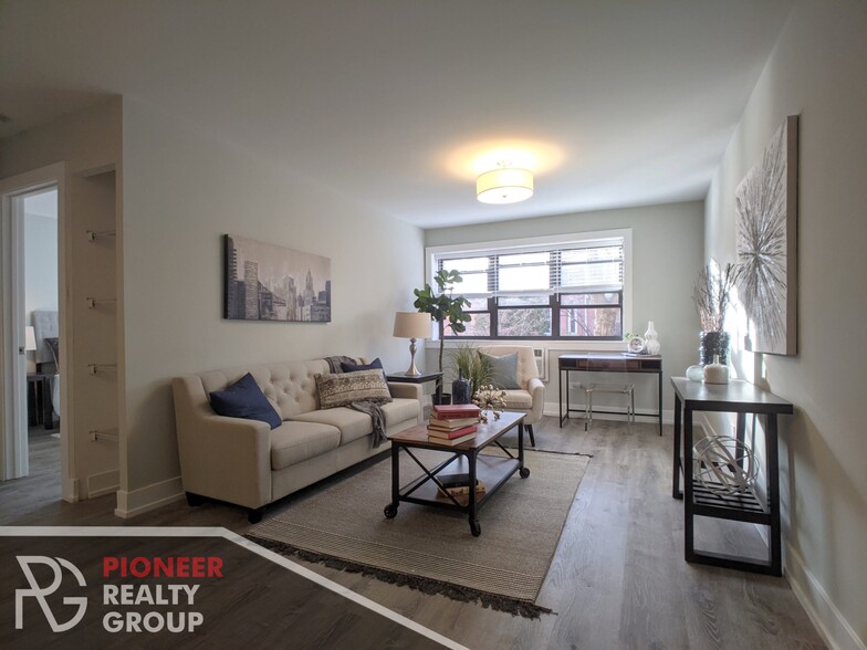 Building Photo - 511 W Barry Ave