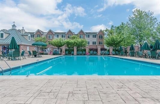 Building Photo - 268 Roslyn Ct