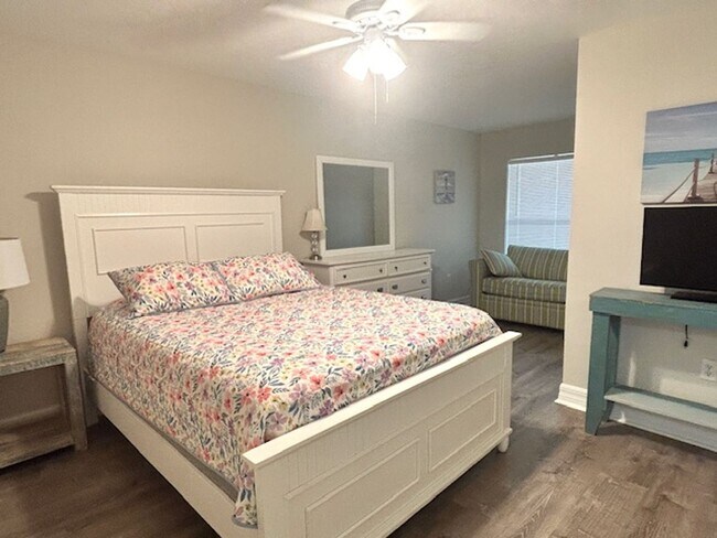 Building Photo - 2025/26 FALL/ WINTER MONTHLY  RENTAL ! FURNISHED - 5 MINUTES TO SIESTA BEACH