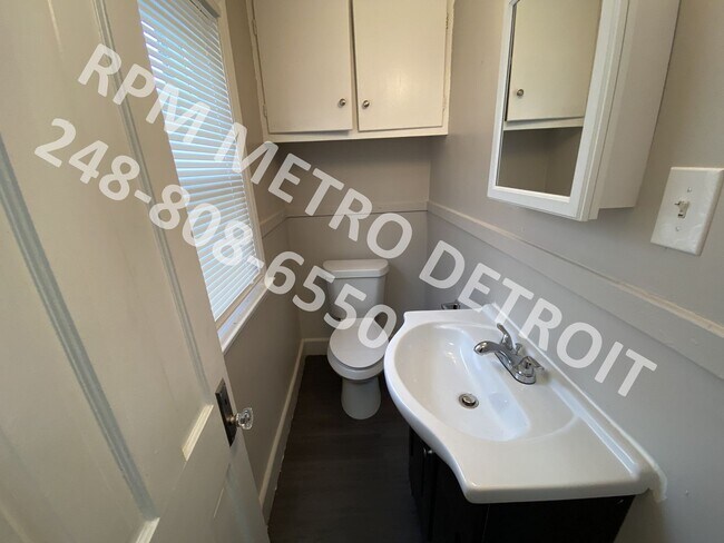 Building Photo - UPDATED COLONIAL HOME IN DETROIT