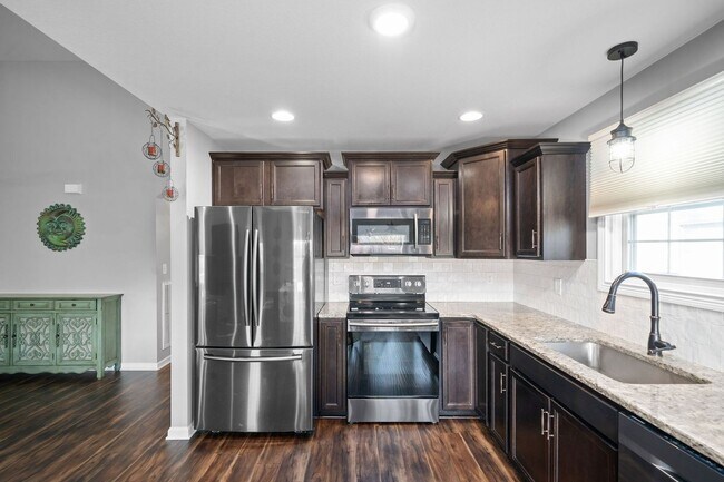 Building Photo - Country feel in the City.  Sharp 3 bed 2 bath.  Close to Fort Campbell.