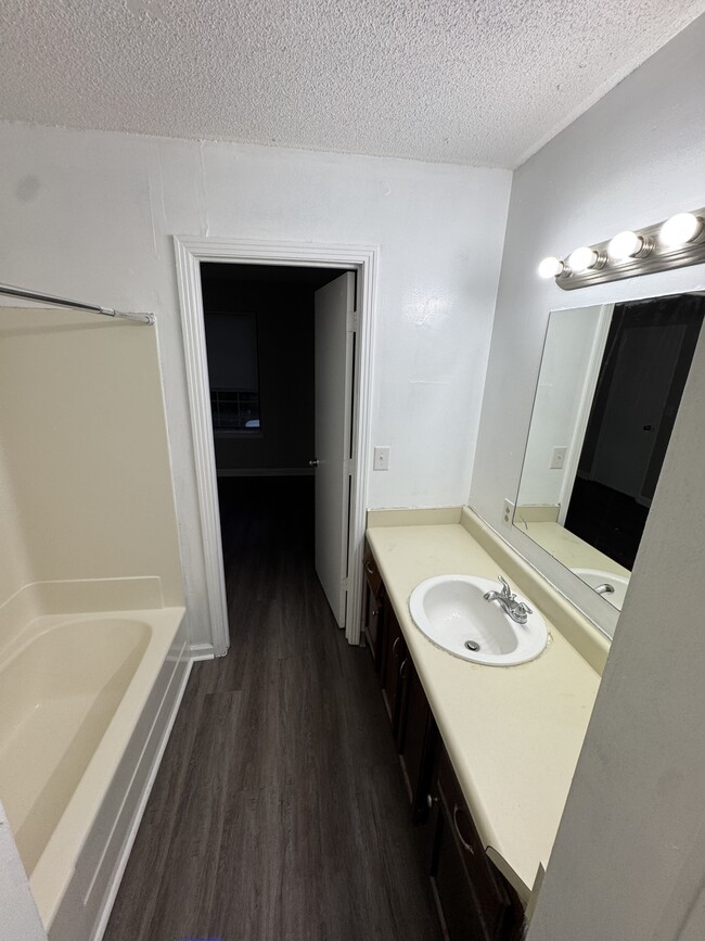 Building Photo - 807 Holder Ct