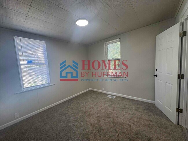 Building Photo - Two Bedroom House | Detached Garage