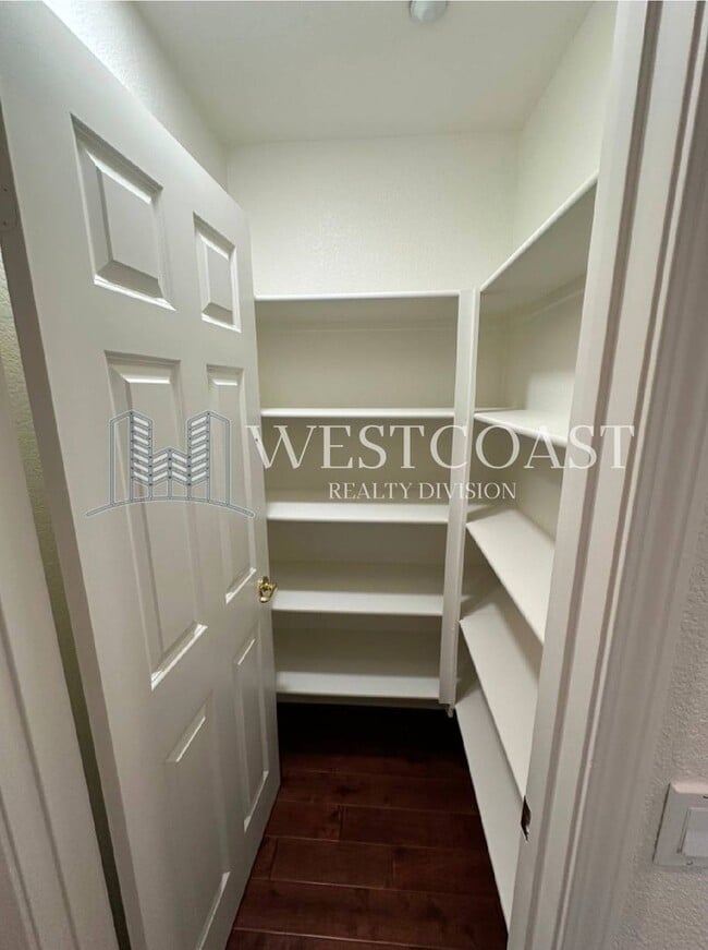 Building Photo - AVAILABLE NOW!!! 3 Bedroom 3 bath Private OASIS backyard in Vista, CA.