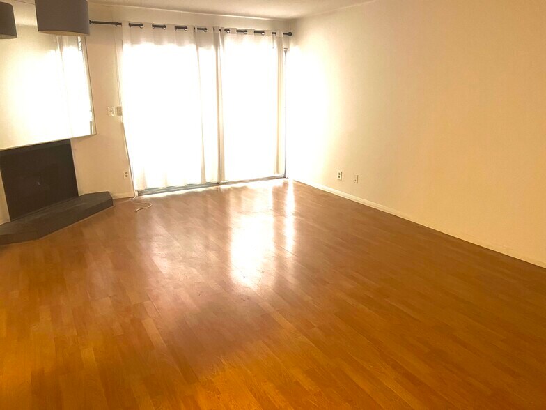 Building Photo - 15070 Victory Blvd