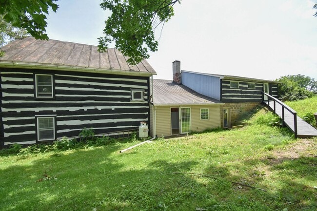 Building Photo - Large Home on Jacksonville Rd with Laundry!