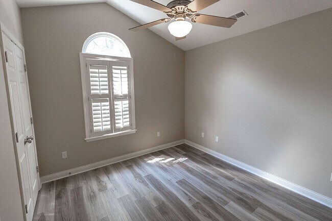 Building Photo - 6900 Madison Creek Dr