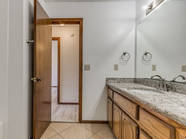 Building Photo - 3 Bed 2 bath!