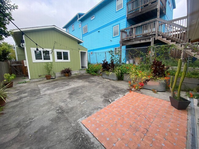 Building Photo - Charming Oakland Home in Desirable Neighborhood