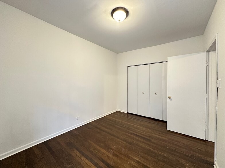 Building Photo - 933 W Sunnyside Ave