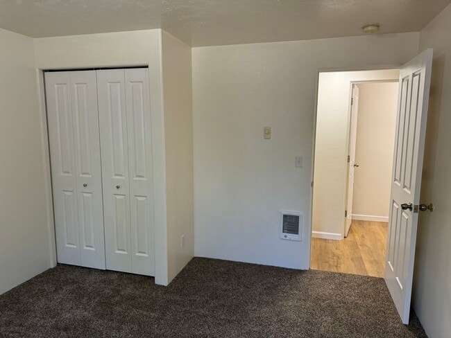 Building Photo - 4 bedroom 1.5 bathroom duplex