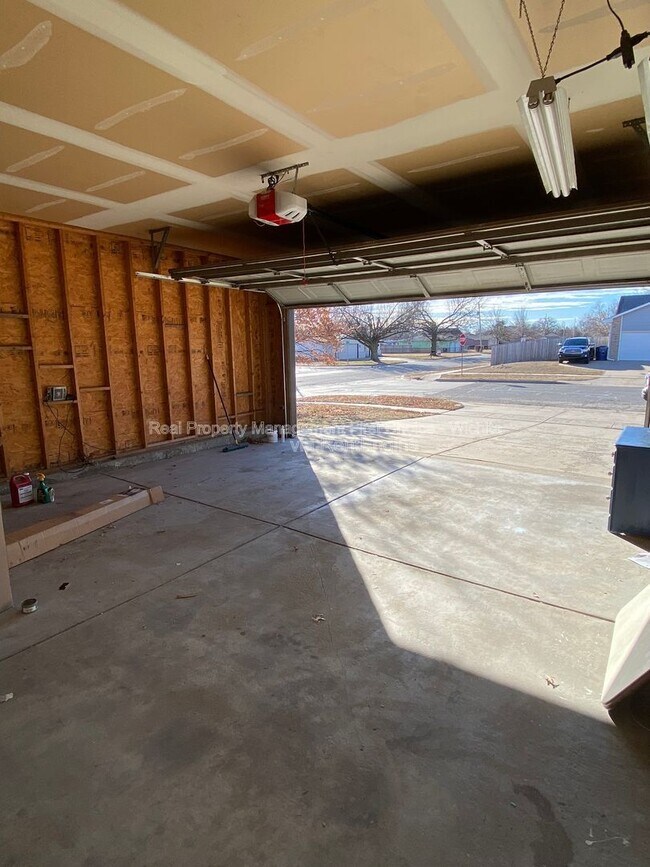 Building Photo - 10802 W Carr Ave