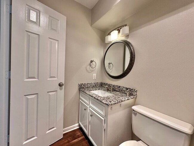 Building Photo - Available Now! Beautiful 3 Bedroom 2 Bath ...