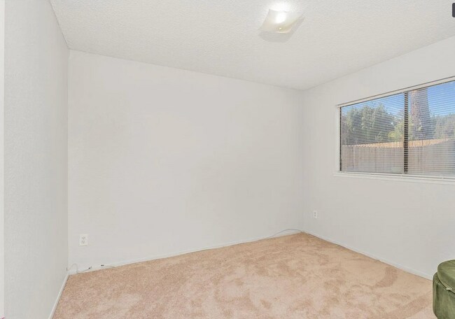 Building Photo - Beautiful 3 Bedroom 2 Bath