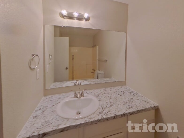 Building Photo - 308 N 46th Ave