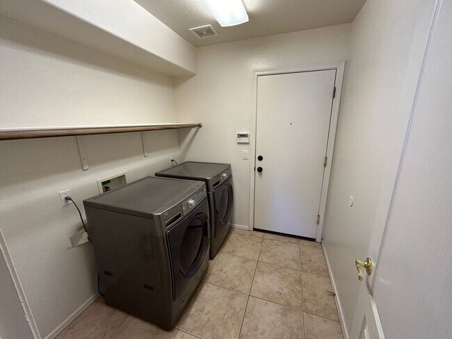 Building Photo - 13026 W Modesto Dr