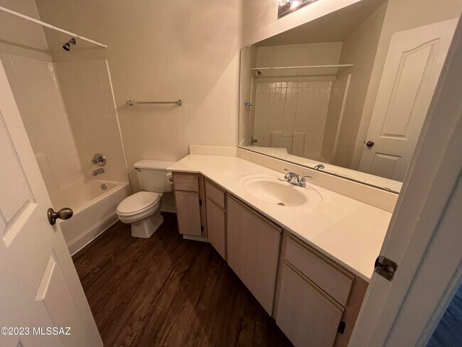 Building Photo - 5751 N Kolb Rd