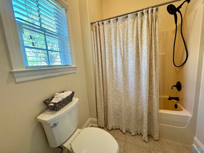 Building Photo - 1024 Split Rock Cove