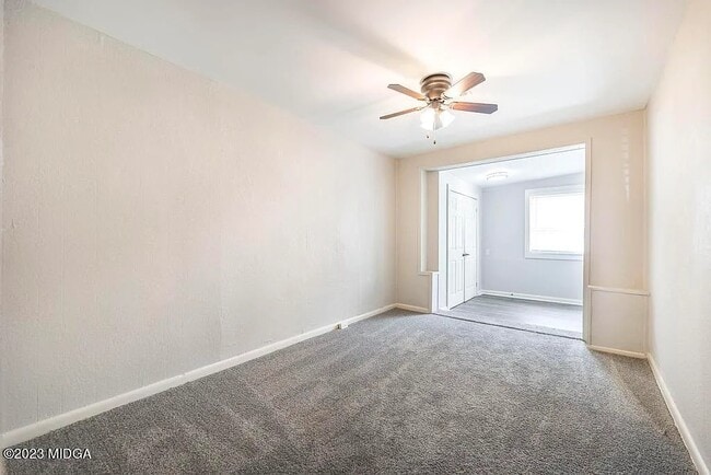 Building Photo - Rogers R3-office