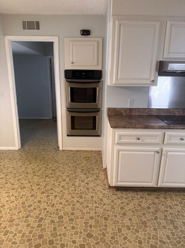 Building Photo - 706 Tibet Ave