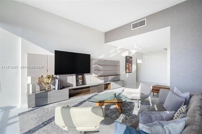 Building Photo - 88 SW 7th St