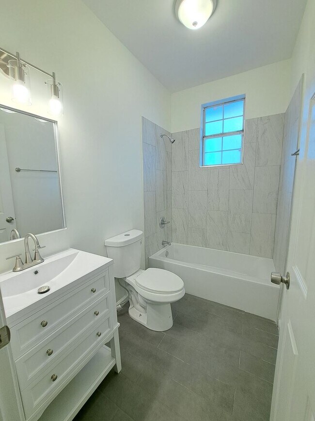 Building Photo - 535 S Tonti St